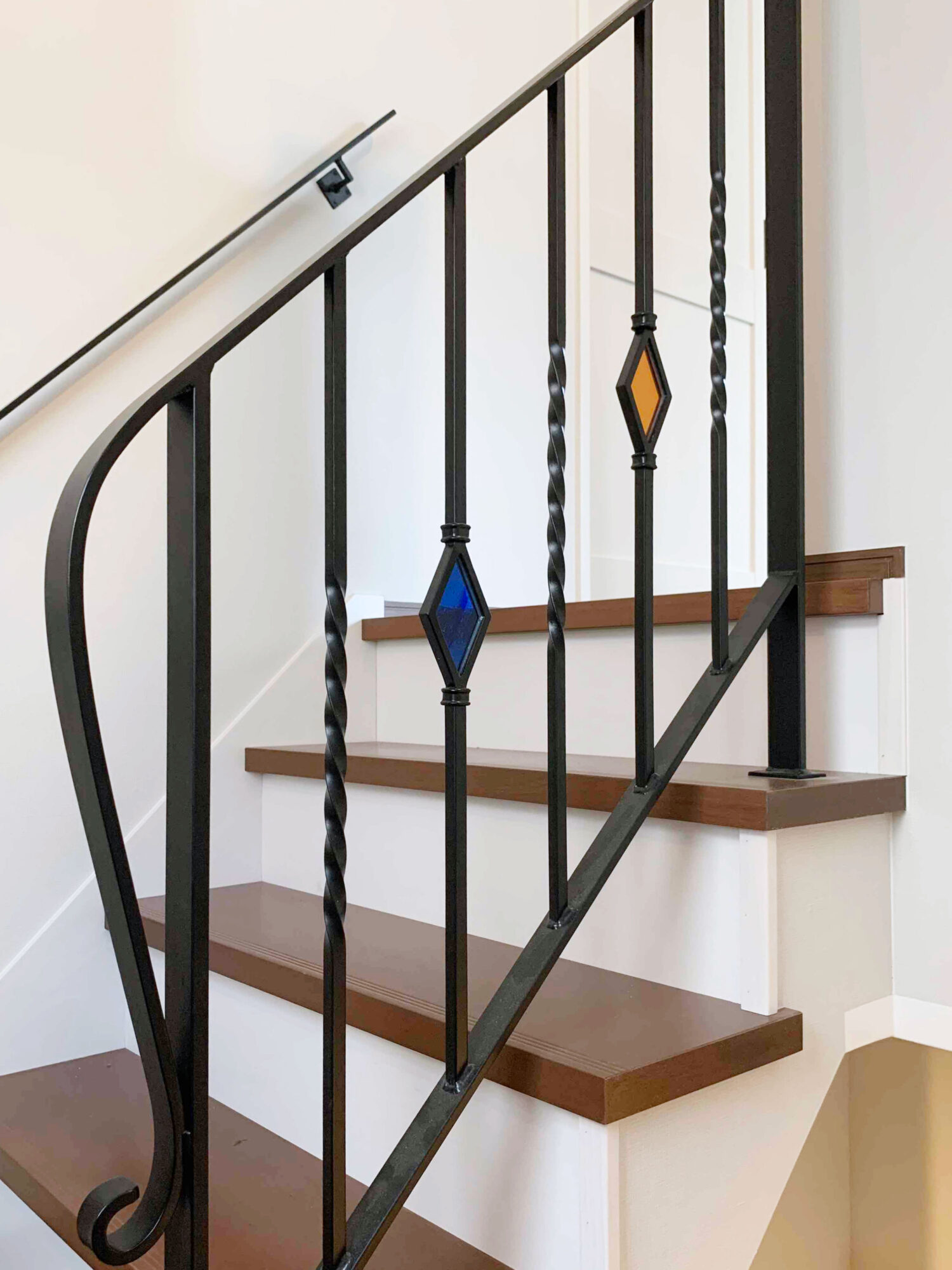 レトロなステンドグラスをあしらったアイアン手すり