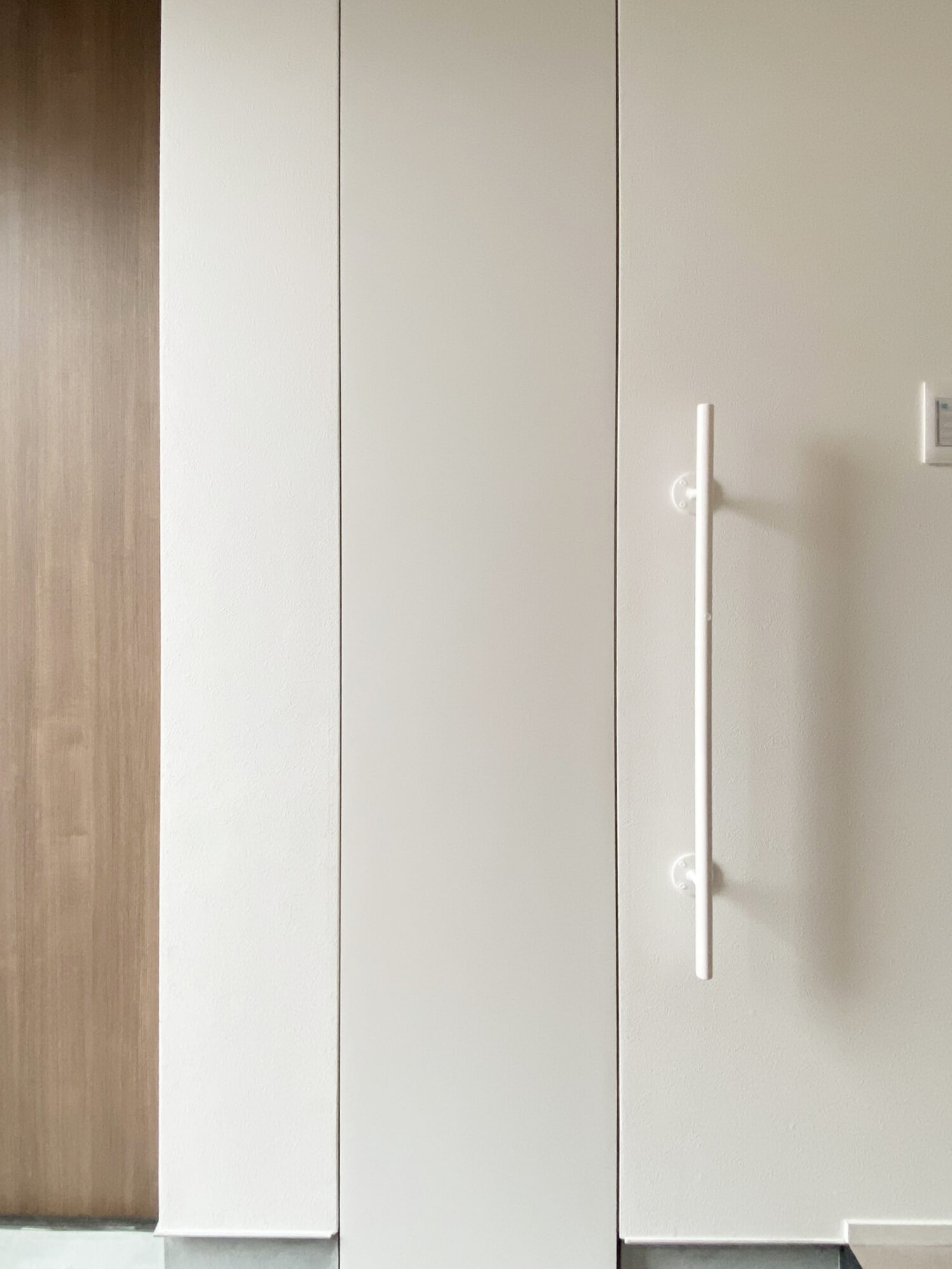 ホテルライクなエントランスにぴったりの直線アイアン手すり