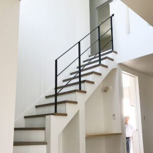 かね折れ階段にアイアン手すり