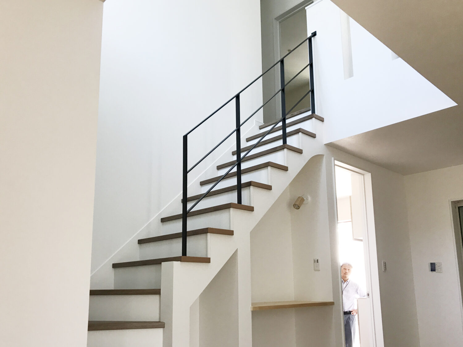 【大阪】かね折れ階段の4段目から始まる8段のフラットバー手すり