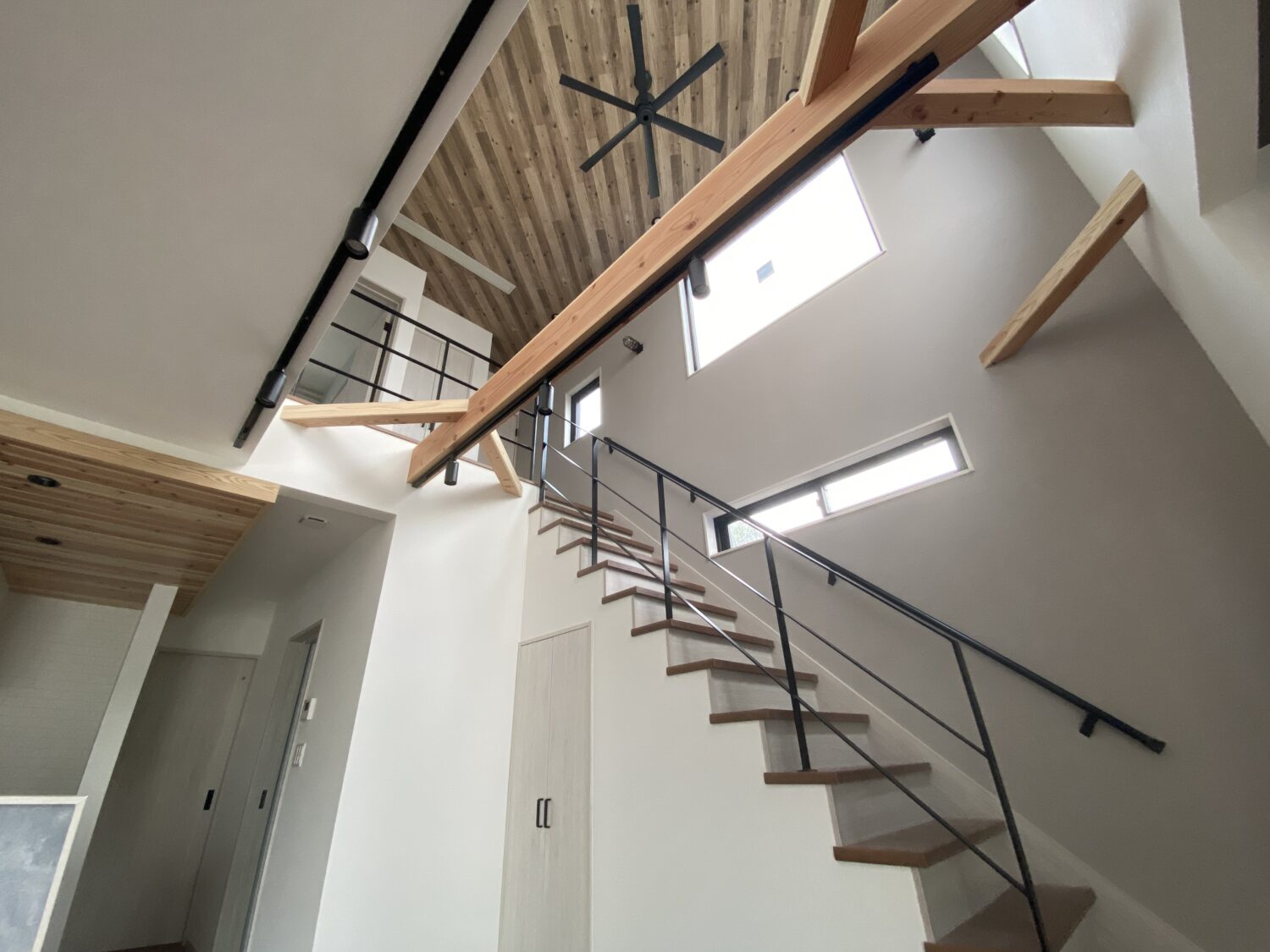 階段吹き抜け全面を発送!