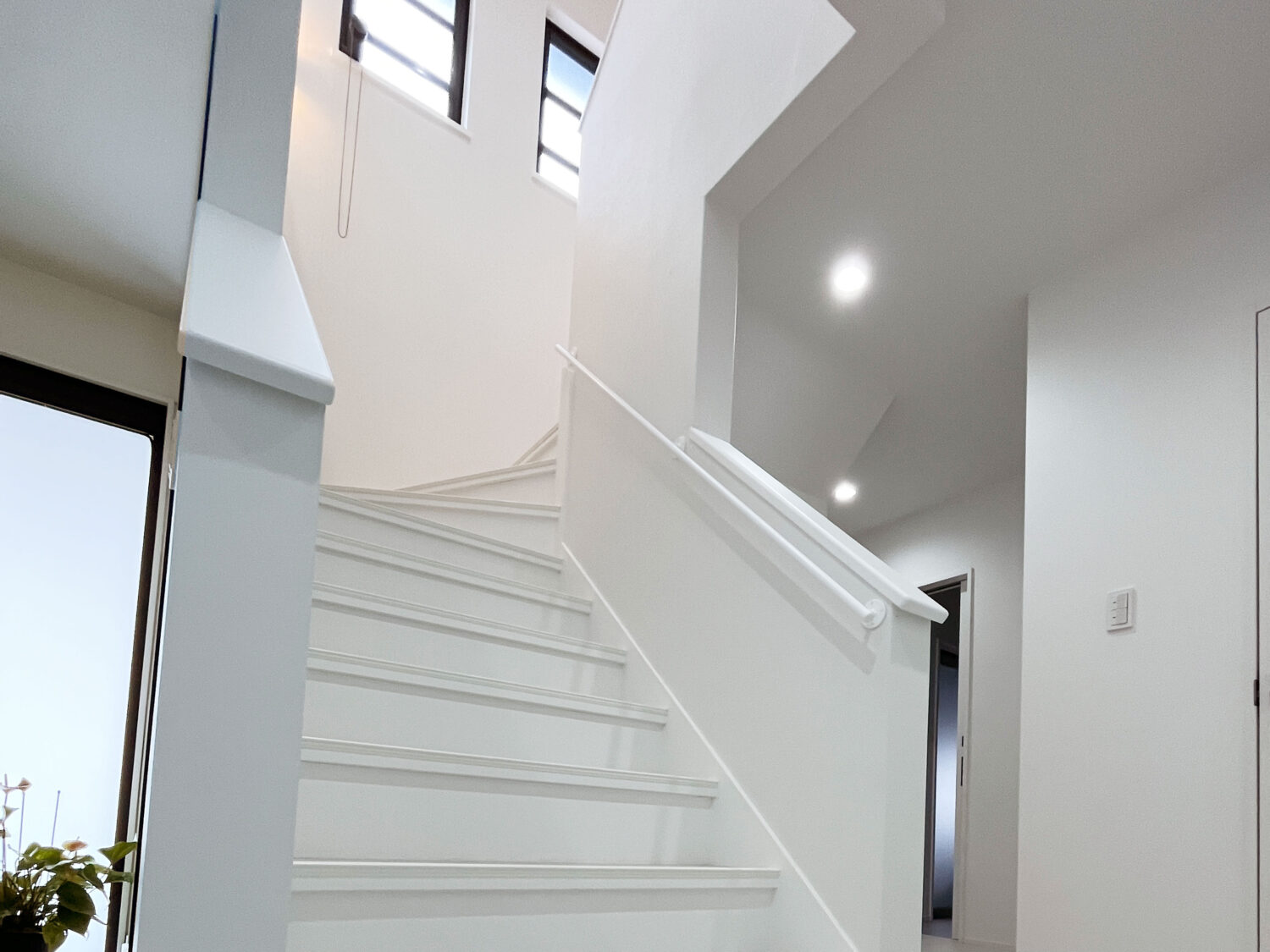 ホワイトで統一された階段室