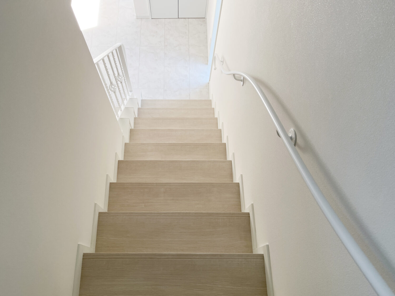 空間に柔らかさをプラスできる曲線アイアン手すり