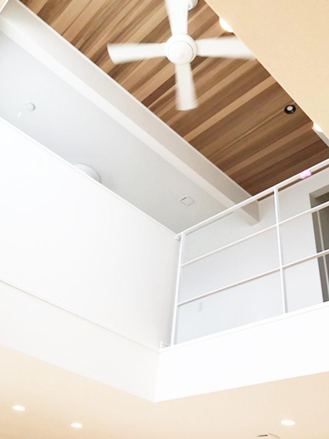 腰壁にはない広がりと軽やかさが魅力の吹き抜け手すり