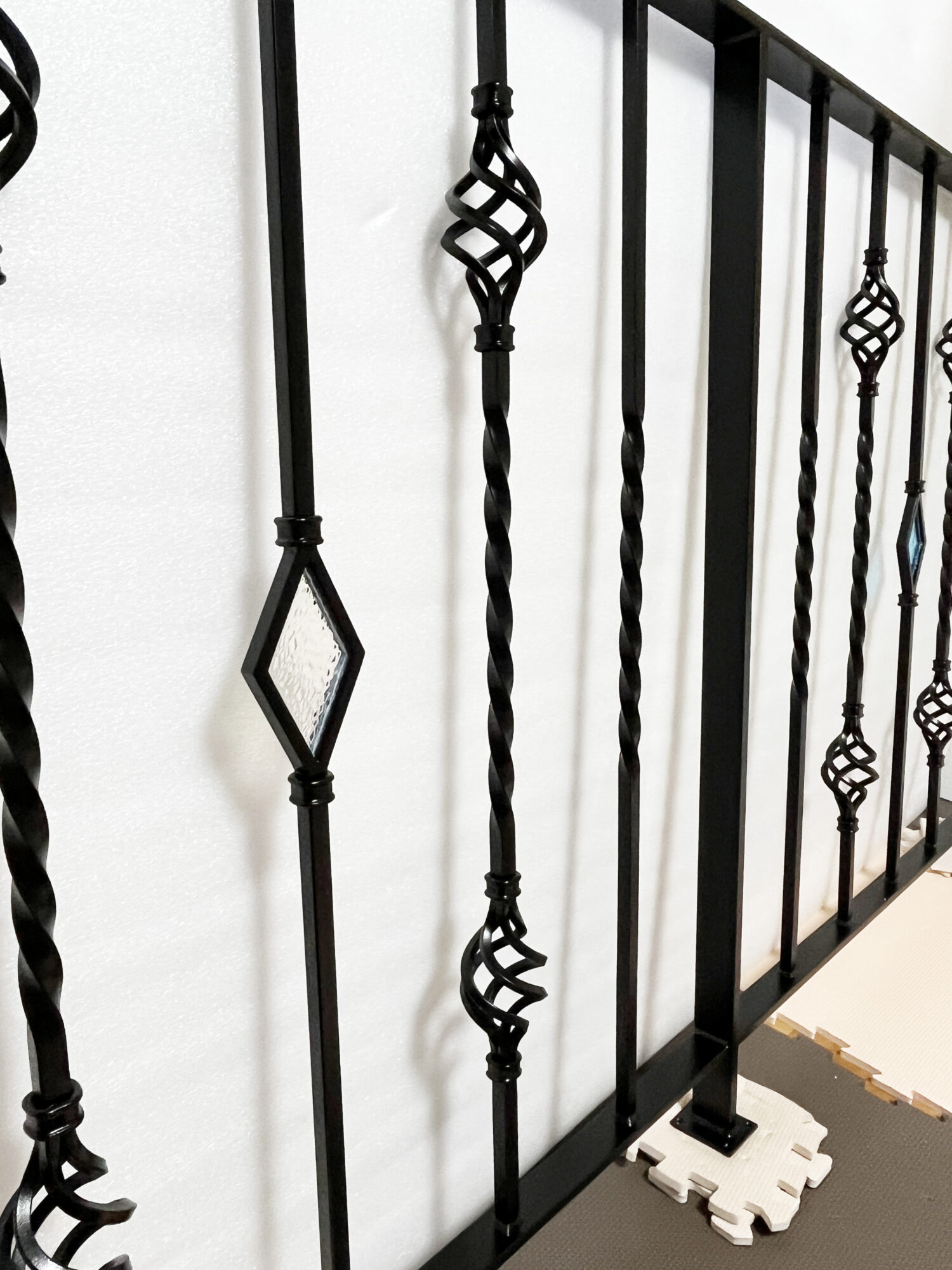 七色のガラスとスパイラルデザインの手すり