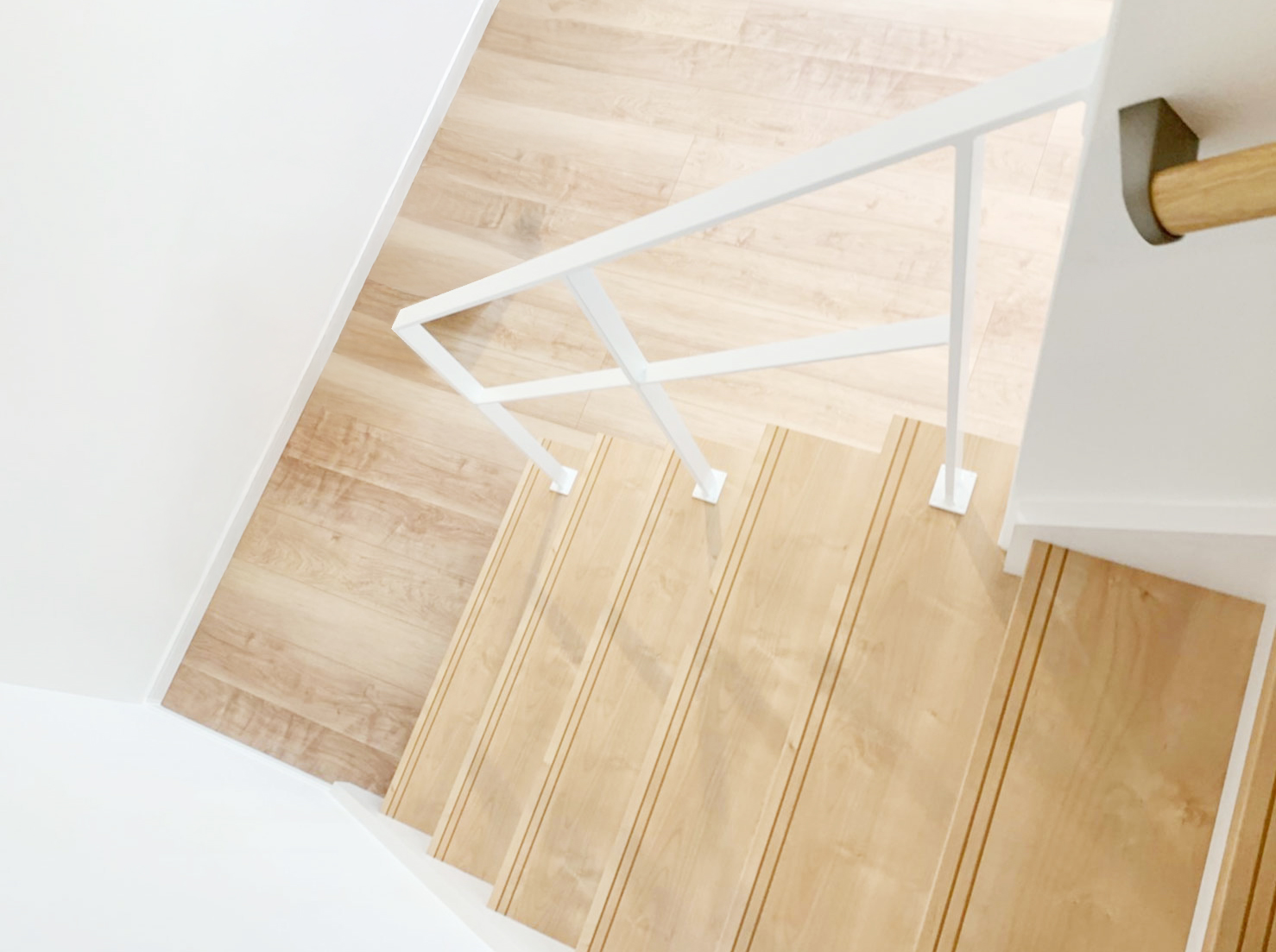 明るい木目とよくなじむ白いフラットバー手すり