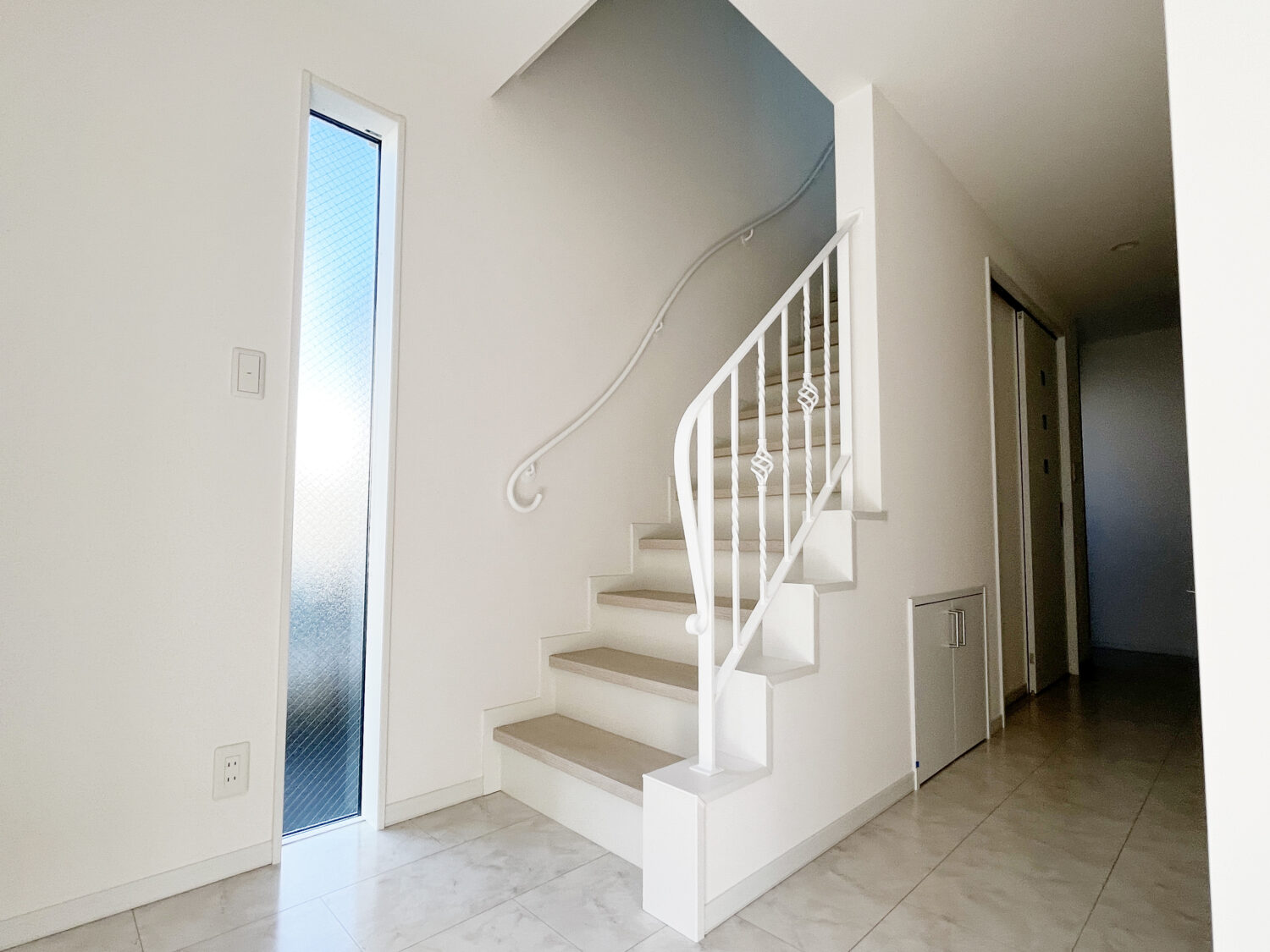 曲線が美しい階段手すりと壁手摺