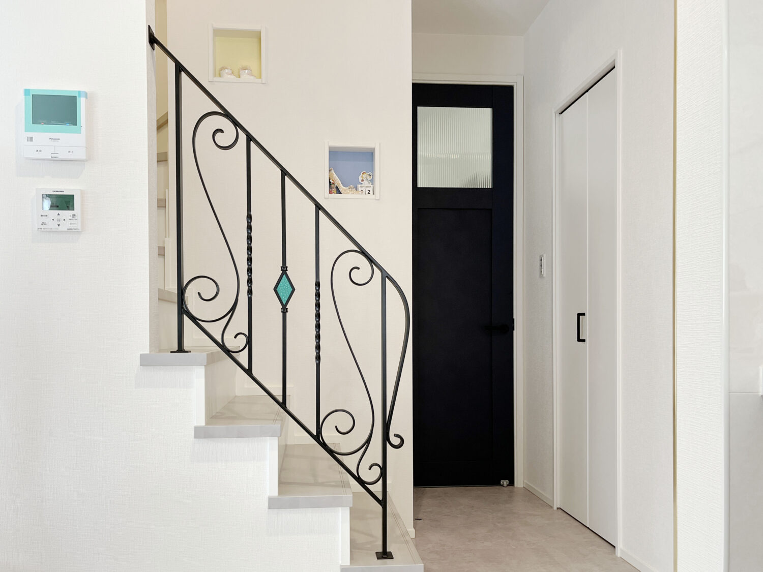 唐草とステンドグラスをあしらったアイアン手すり