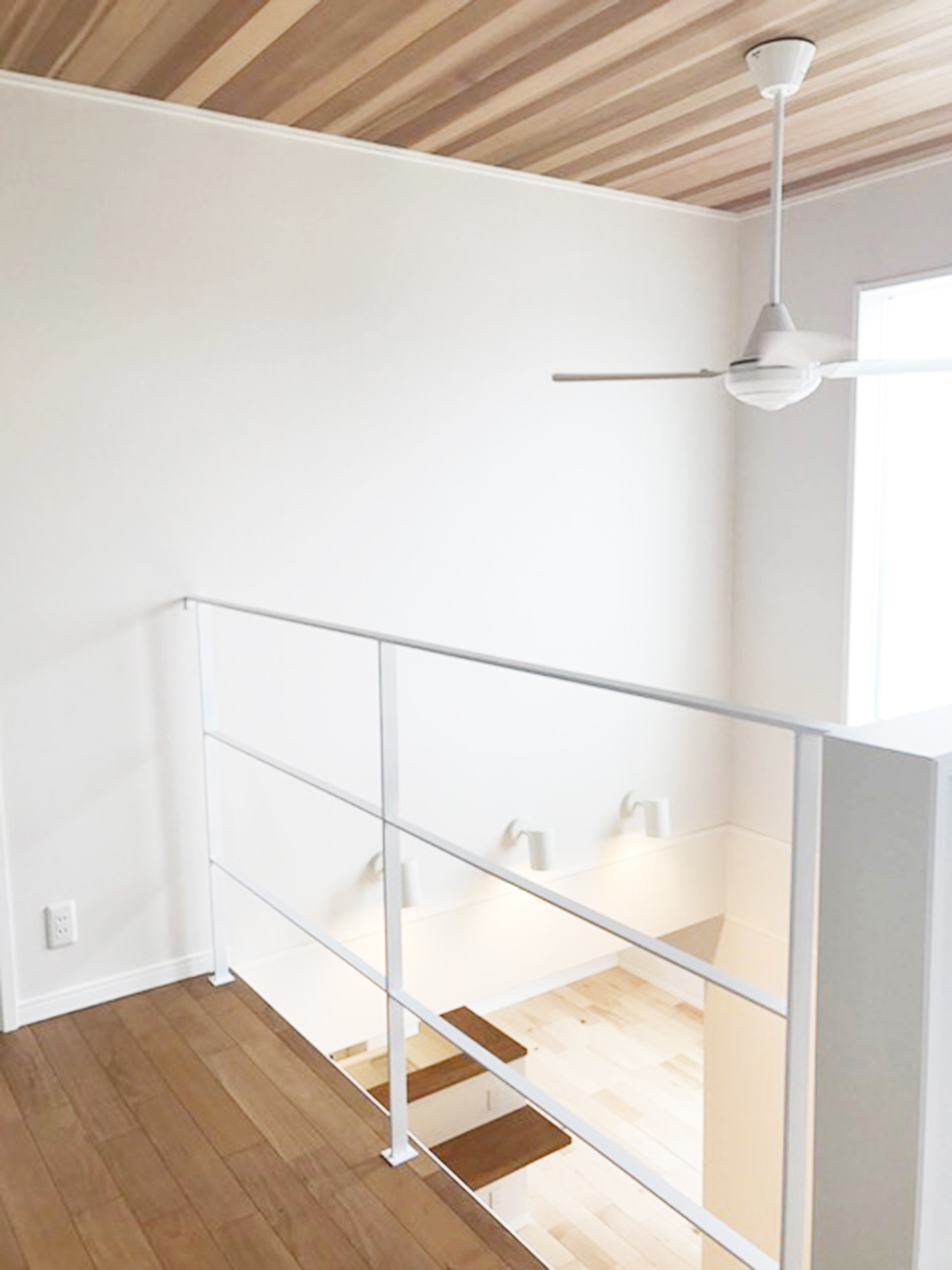 人気の黒はあえて選ばずに、モダンな空間にも白をセレクト