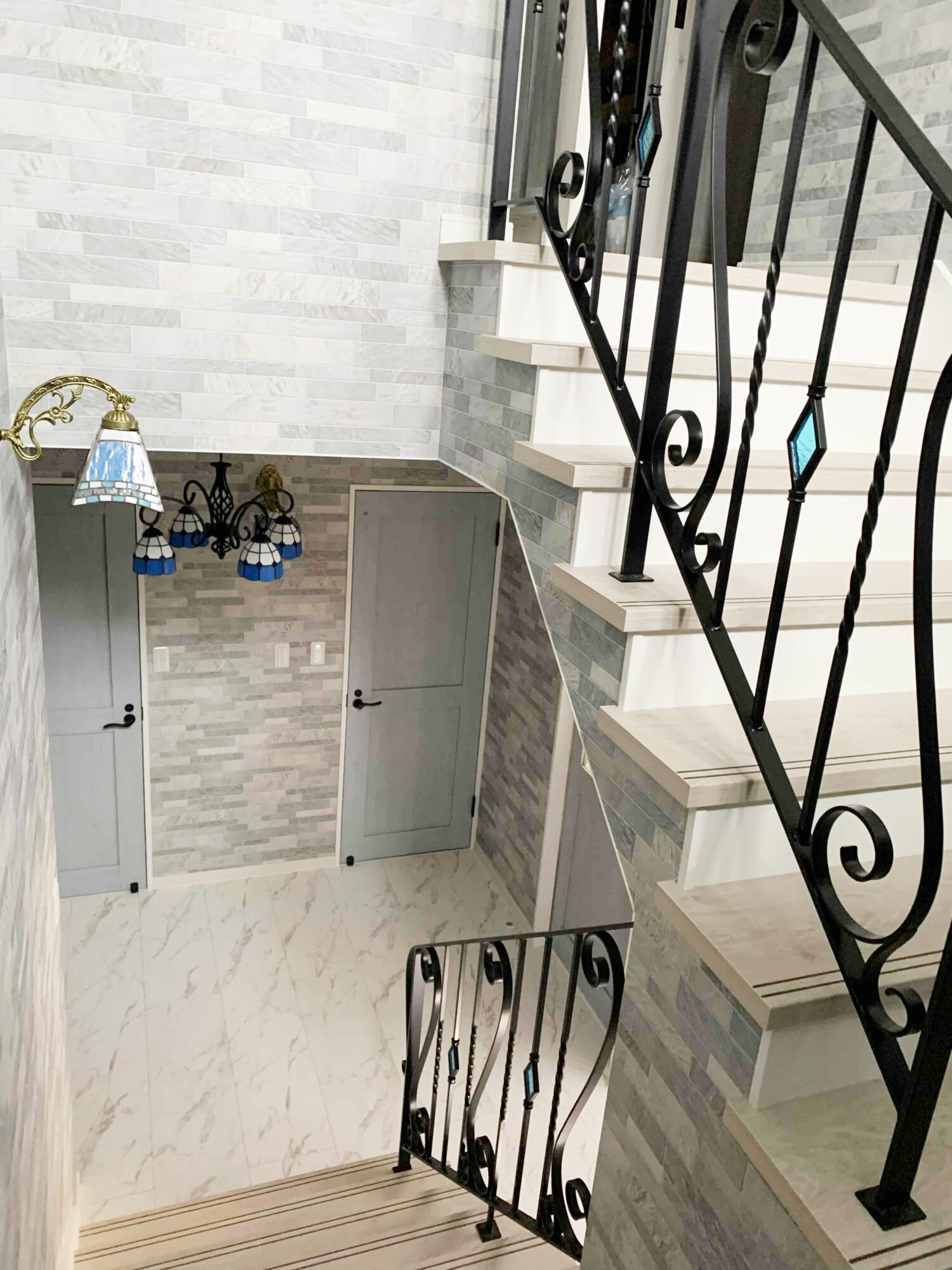 まるで洋館の装い!アイアン手すりとステンドがピッタリ。