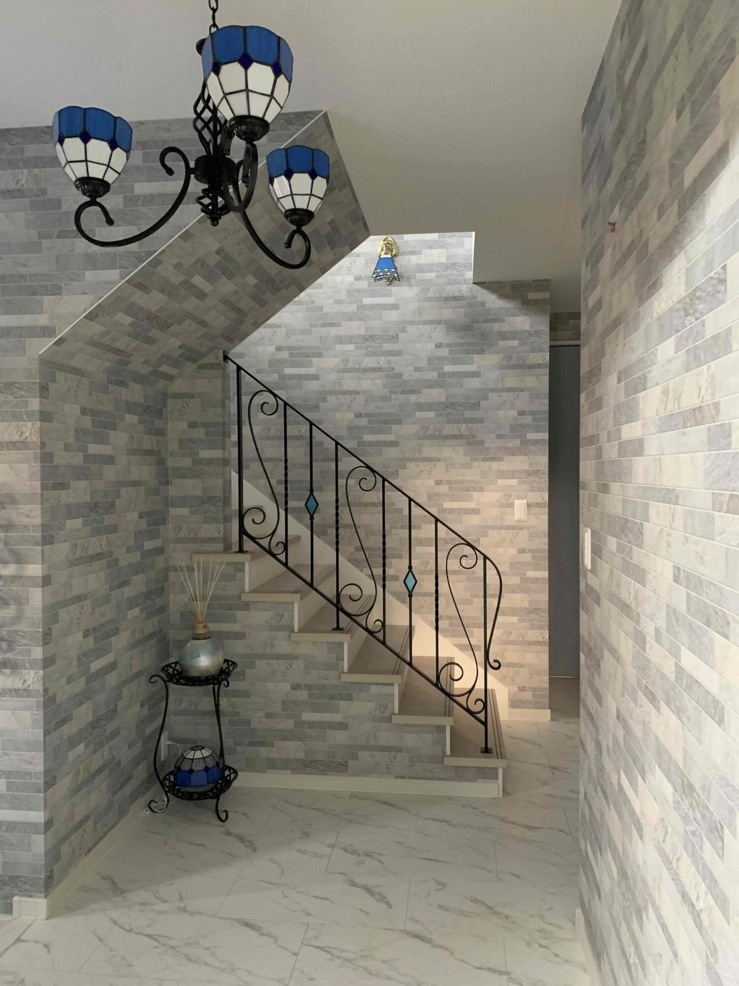 ヨーロッパ製のステンド照明とステンドグラスアイアン手すり