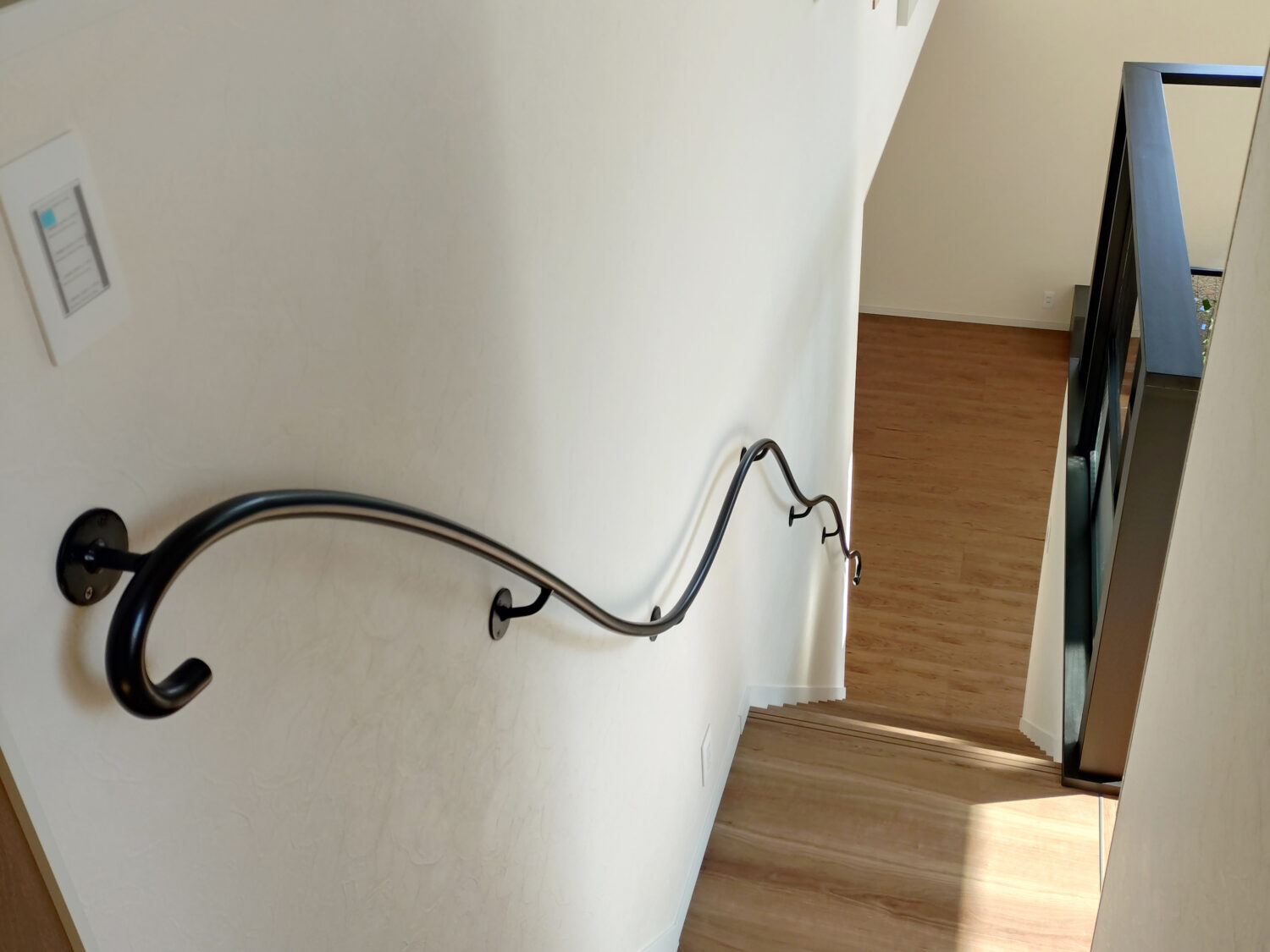 ロートアイアンの壁付け曲線手すり